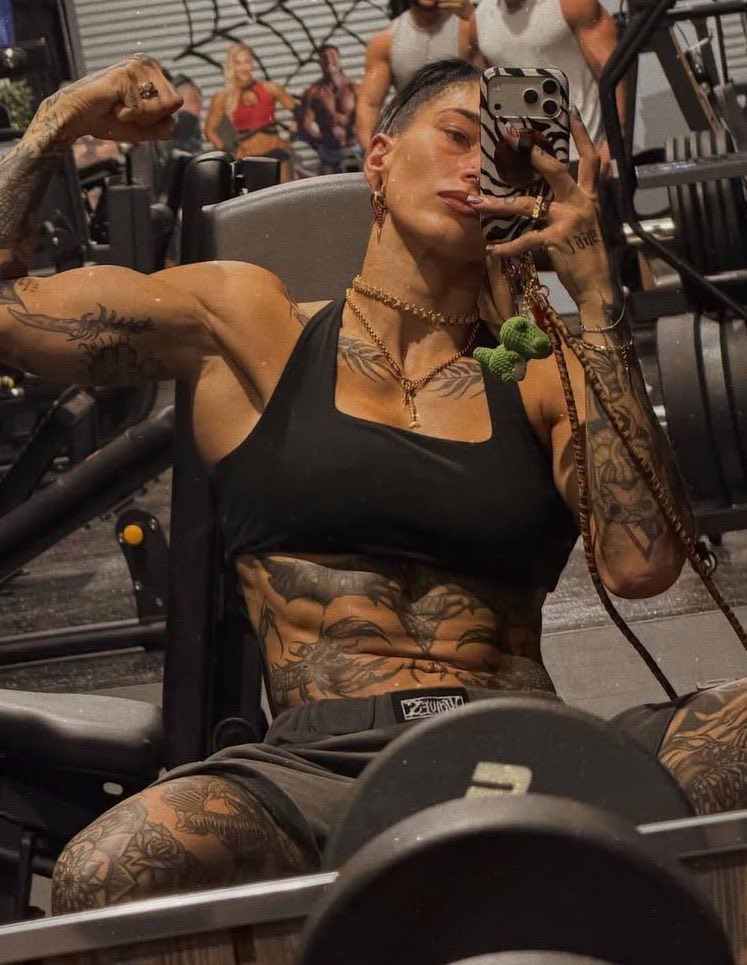 riplicity's tweet photo. she loves a lil gym photo sesh https://t.co/IRo3lUSgq6
