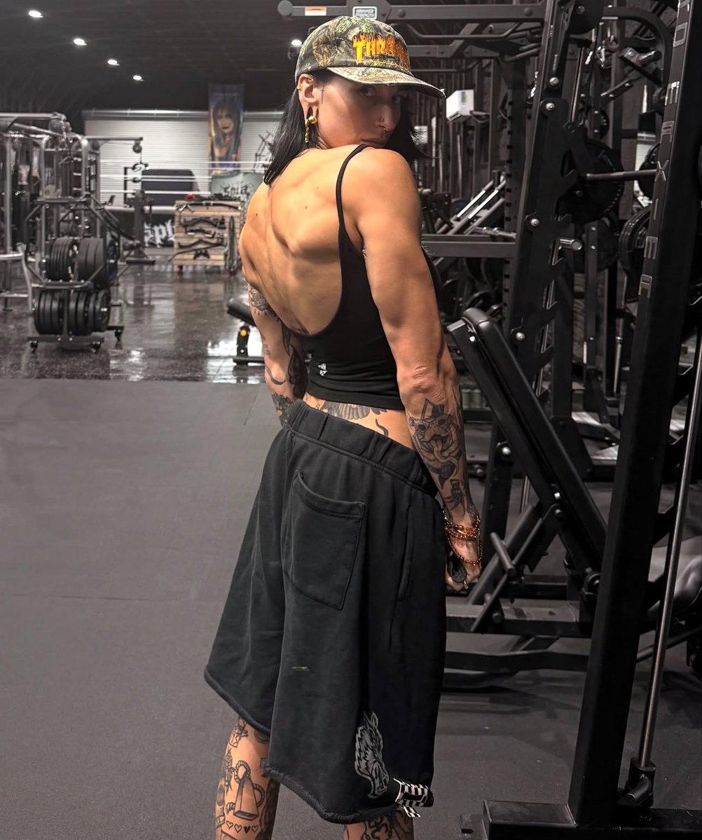 riplicity's tweet photo. she loves a lil gym photo sesh https://t.co/IRo3lUSgq6