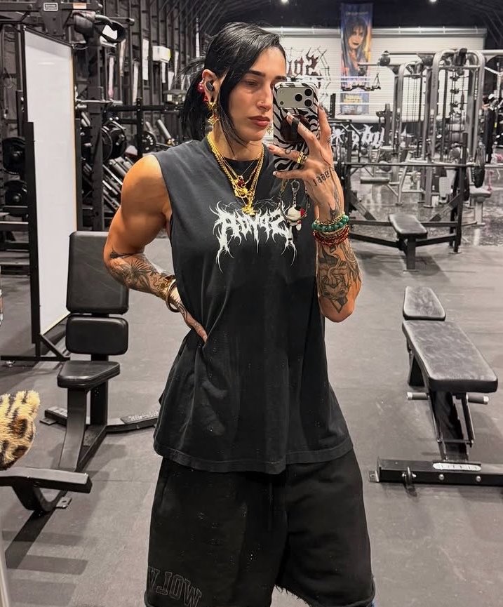 riplicity's tweet photo. she loves a lil gym photo sesh https://t.co/IRo3lUSgq6