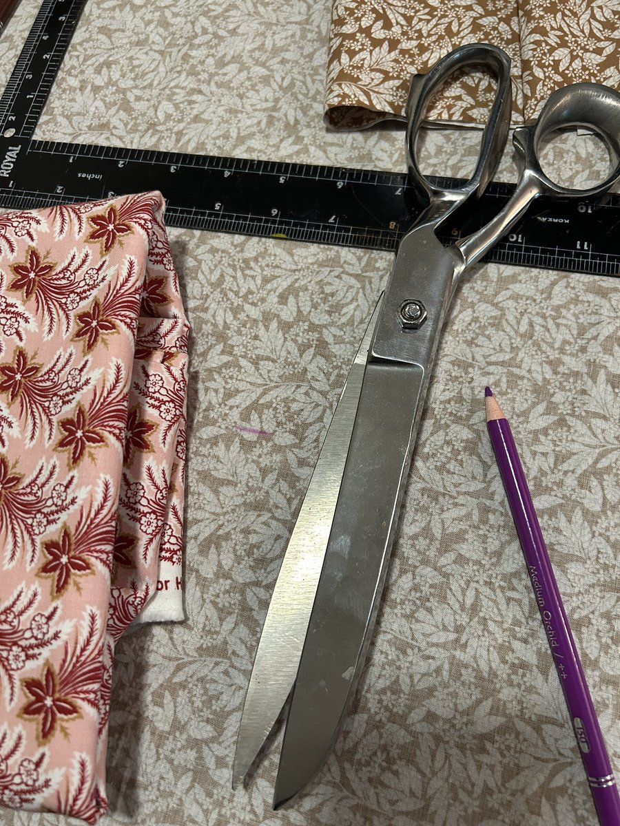 zombikissed's tweet photo. imagine draining your wallet for me and i’m at home quilting https://t.co/VxptwFsIXG