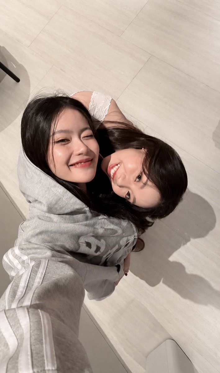 mewmalloww's tweet photo. แน่จริงพวกแกก็กลับมาถ่ายรูปด้วยกันอีกดิ😭 #เอินมิ้น https://t.co/3j0WnkjyVQ