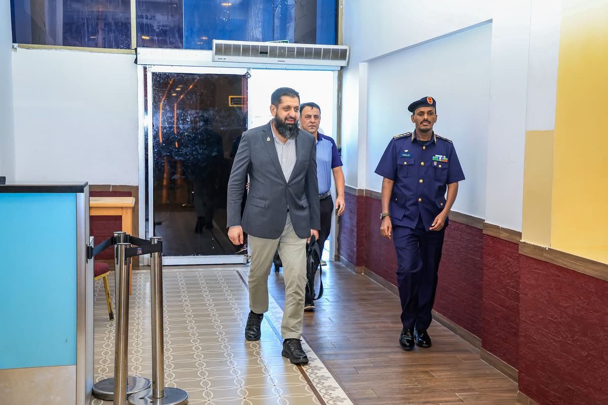 dhoorebbc's tweet photo. A #Pakistani delegation led by Air Marshal Muhammad Sarfraz, Deputy Chief of the Air Staff, arrived in Mogadishu, where they were received by Gen. Abdirisak Mohamud Haji, Somali Air Force Commander.

During their stay, the delegation will hold meetings with the Somali Air Force Command to discuss closer cooperation between the two air forces and further collaboration in air defense, according to #Somalia’s Ministry of Defence.

In August, Pakistan and Somalia 
institutionalised military cooperation spanning counter-terrorism, professional training, and defense capability development.