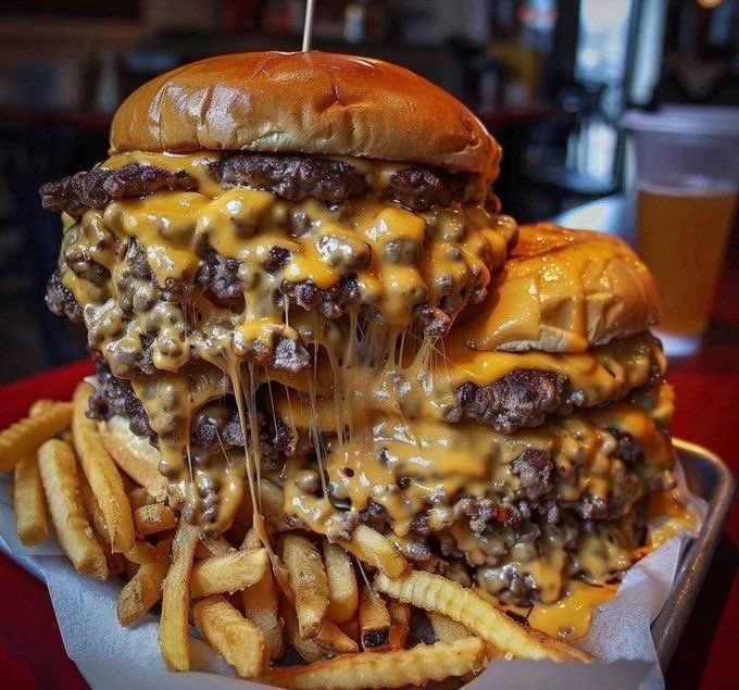 Alfredpie_'s tweet photo. burgers are kinda sexy if u think about it https://t.co/6VpNHZqilo