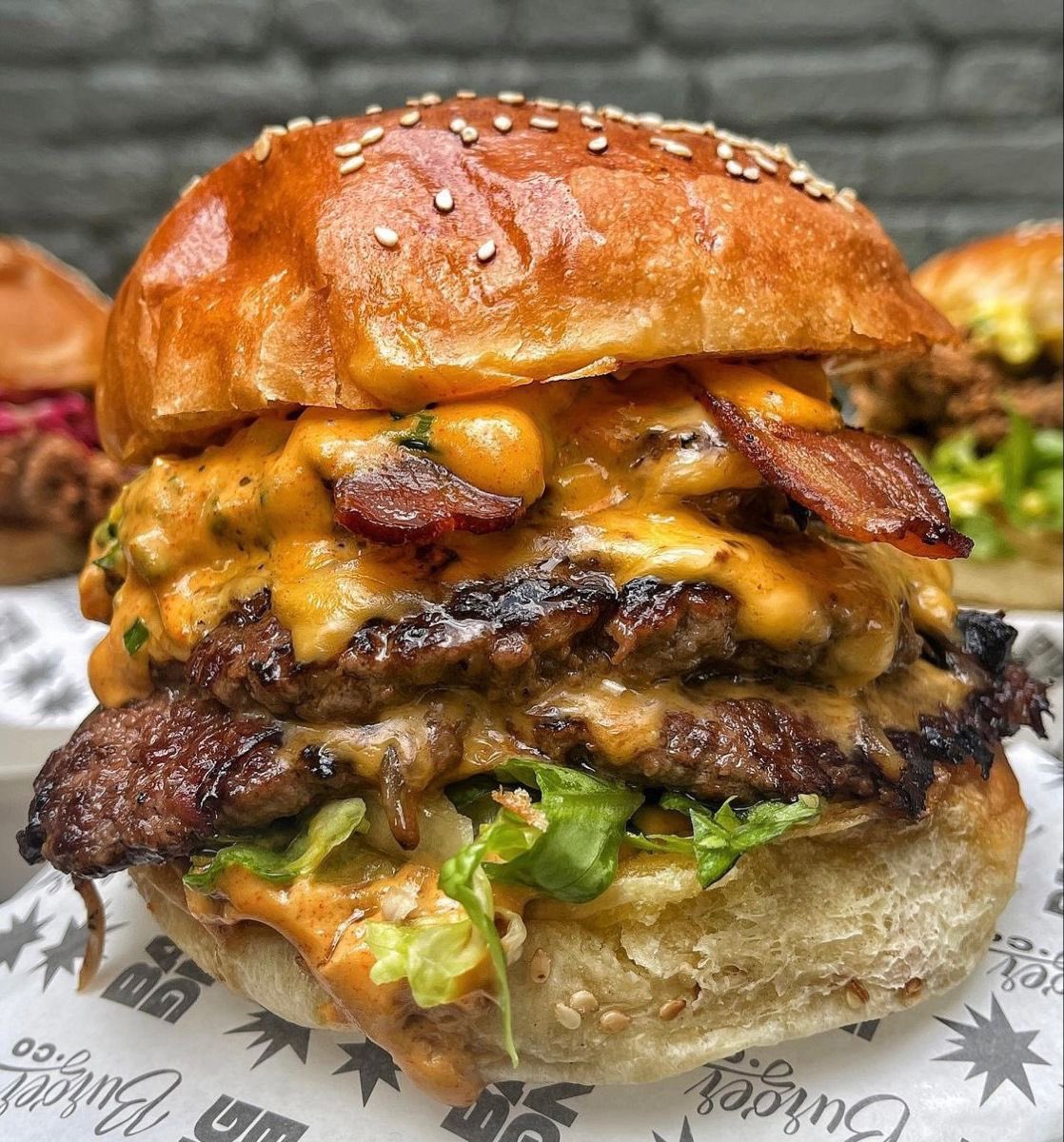 Alfredpie_'s tweet photo. burgers are kinda sexy if u think about it https://t.co/6VpNHZqilo