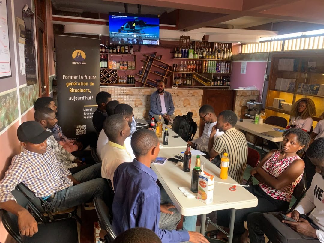 kiveclair's tweet photo. Merci aux participants à notre #KiveclairMeetup de ce samedi 19 septembre à #Goma consacré aux opportunités, enjeux et défis des Institutions de Microfinance (IMF).

Rendez-vous le samedi prochain pour un autre Meetup. https://t.co/RwJCxTkzE2