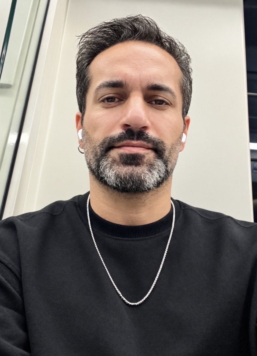 omer_art10's tweet photo. Patlak köprü trafiğinde arabayı Marmaray’a çekip karşıya öyle geçme keyfi. https://t.co/dQFwhTjHXr