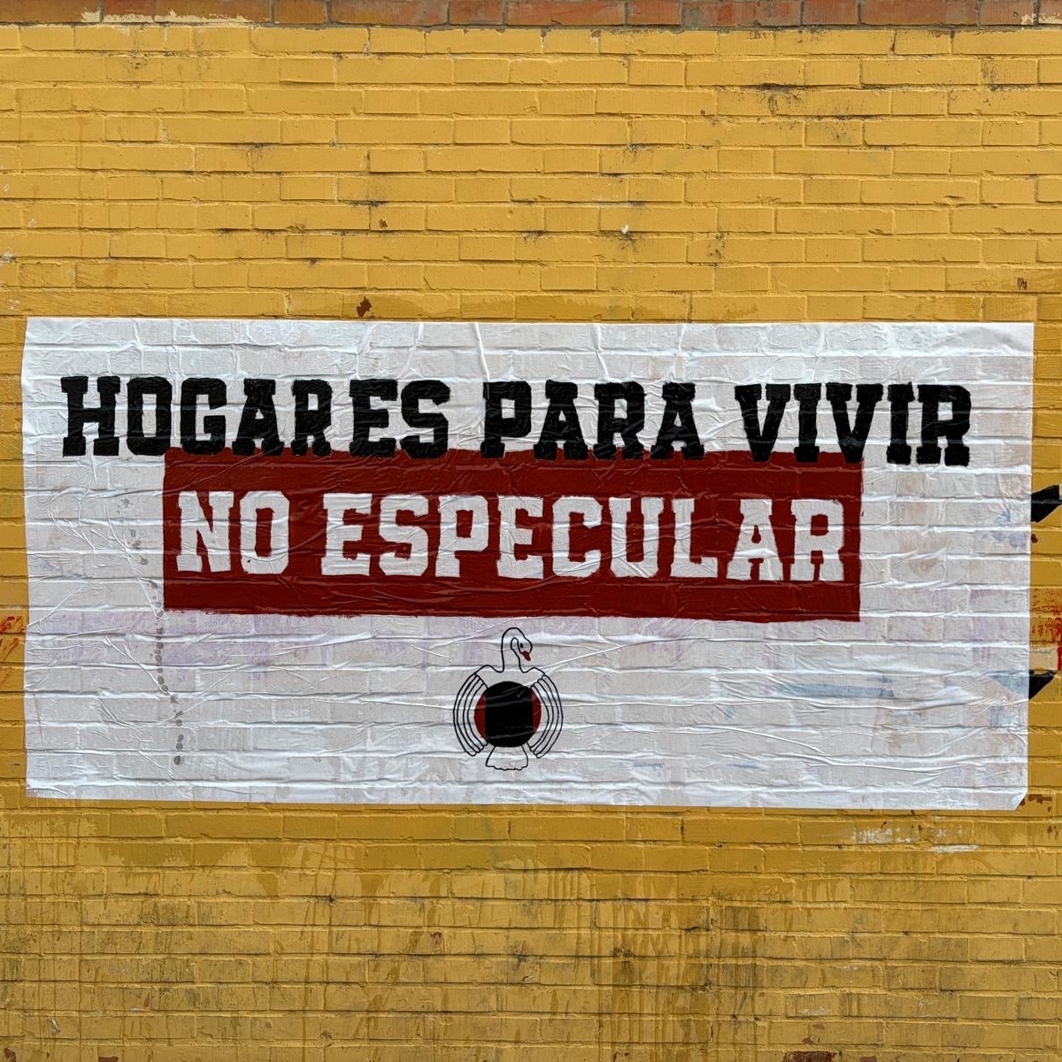 falange_sevilla's tweet photo. ¡HOGARES PARA VIVIR, NO ESPECULAR! https://t.co/xWkiPdCBvg