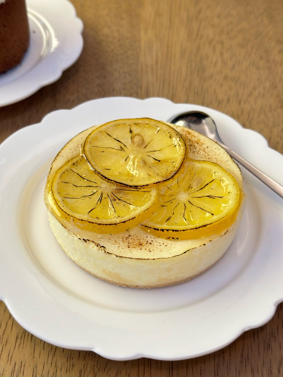 kp4z_q's tweet photo. Just pulled the fluffiest vanilla lemon muffins out of the oven—golden tops, zesty aroma, perfect for a weekend cozy snack! https://t.co/S1qL5I07KG