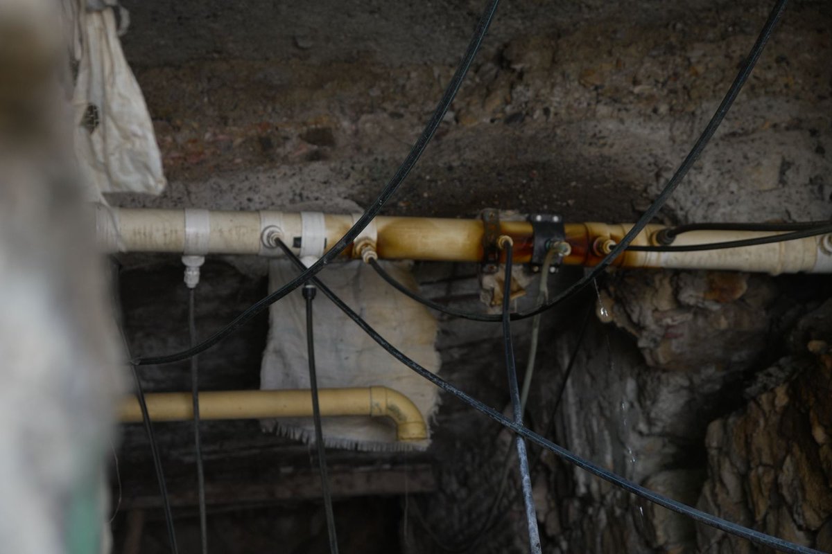 EMCALIoficial's tweet photo. Desinstalamos 19 conexiones irregulares en el barrio Los Chorros de la comuna 18, que afectaban el suministro a usuarios del sector y generaban desperdicio. 👷‍♂️💧

Seguiremos realizando estos operativos en diferentes puntos de Cali para promover el uso responsable del recurso, especialmente durante esta temporada de altas temperaturas. ☀️

Porque cuando el calor sube, la conciencia también. ✅

📲 Más información: https://t.co/Phap4GRw0C