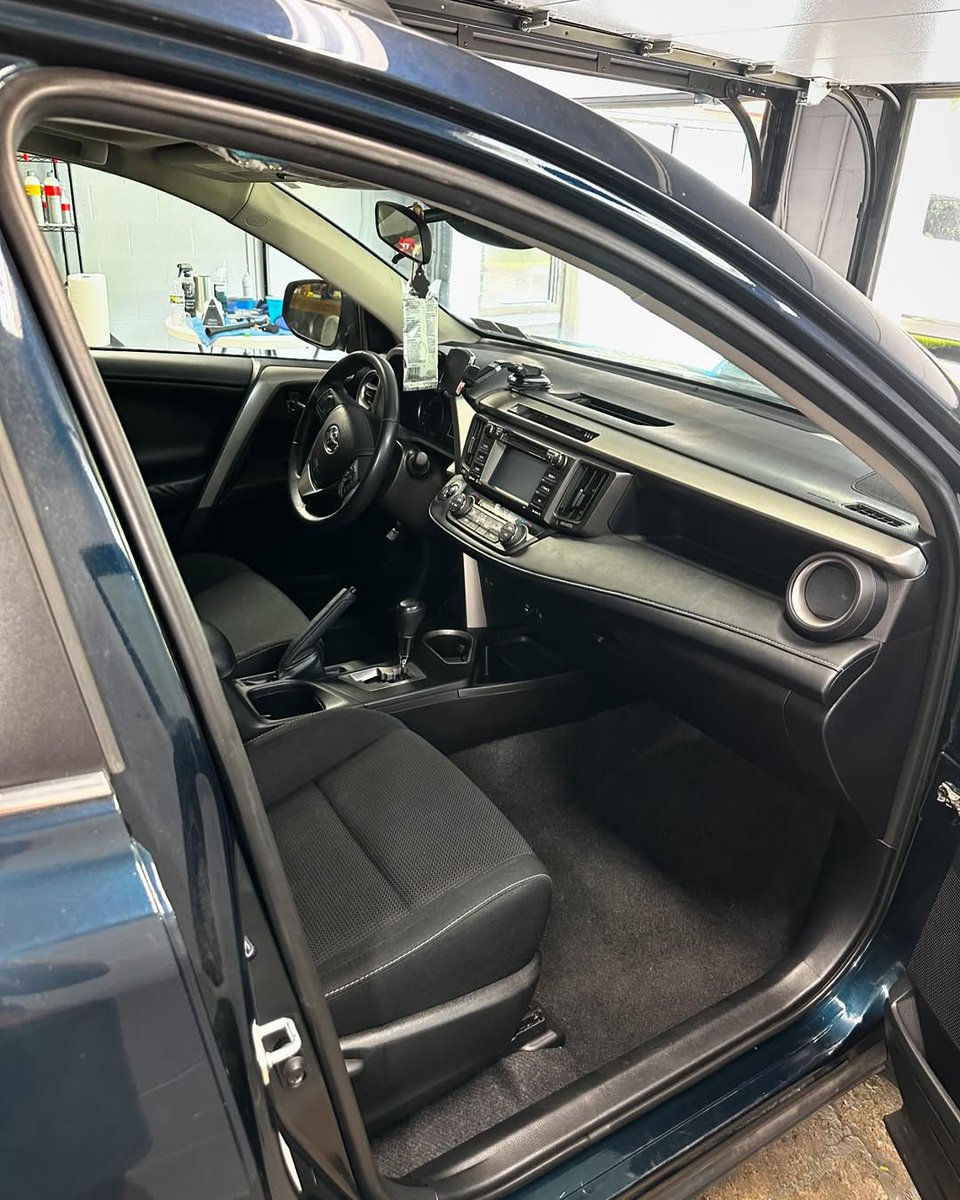 GeorgiannRx4's tweet photo. This RAV4 got a full interior makeover: deep scrub, steam cleaning, double extraction, plastic detailing, console steaming, and spot treatment for seats, headliner, visors, and more. https://t.co/hnVtLCTLnO