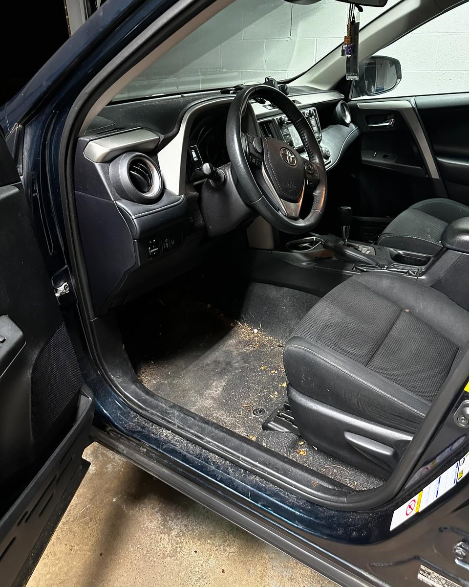 GeorgiannRx4's tweet photo. This RAV4 got a full interior makeover: deep scrub, steam cleaning, double extraction, plastic detailing, console steaming, and spot treatment for seats, headliner, visors, and more. https://t.co/hnVtLCTLnO