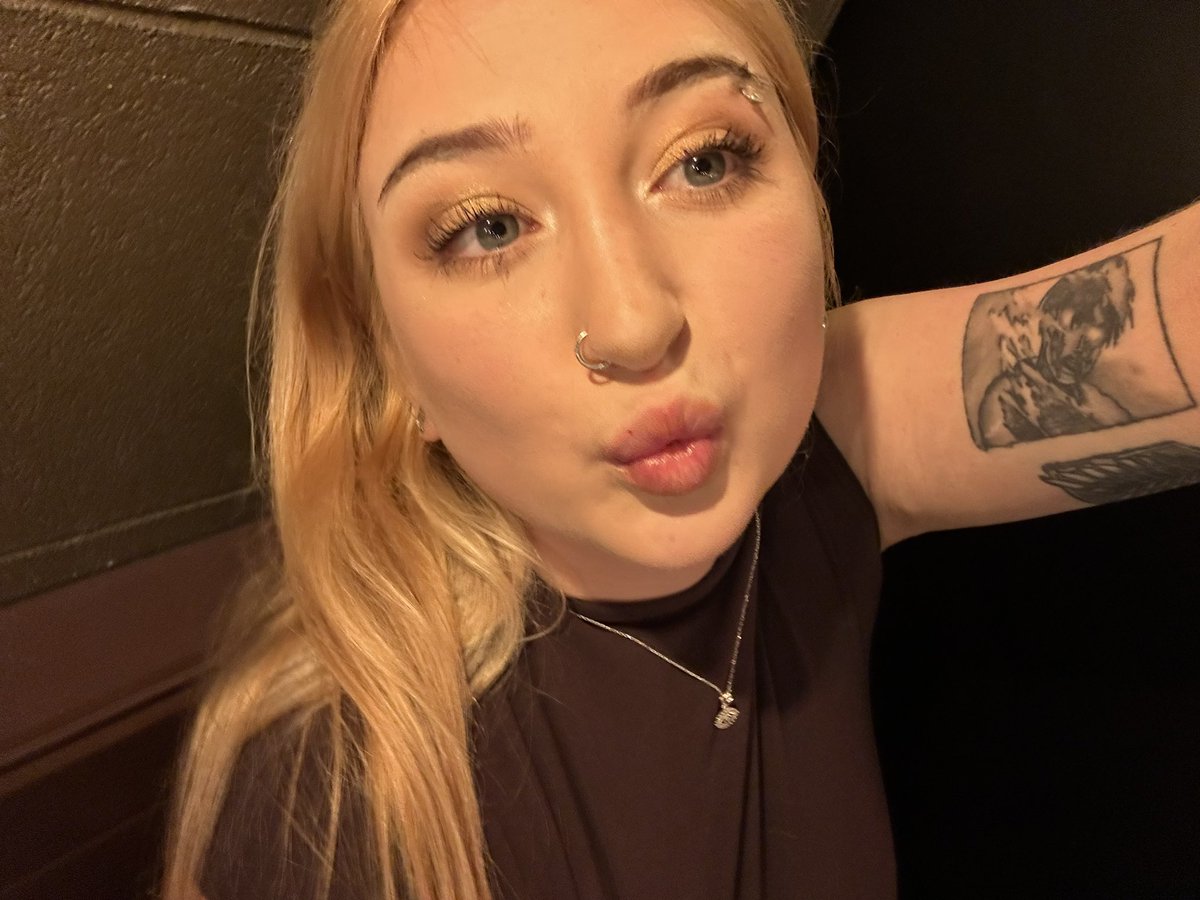 broke4aimee's tweet photo. send for my drinks https://t.co/jo4RdIN2Rw