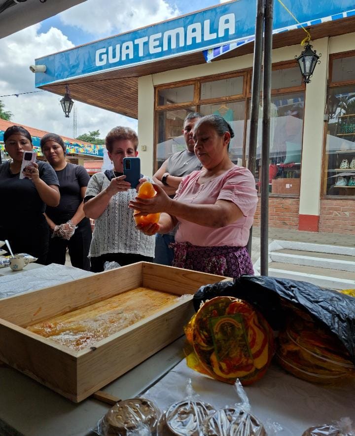 DiariodeCA's tweet photo. #EnElPaísDCA | Esquipulas en la ciudad, fomentan la riqueza patrimonial de Esquipulas en la capital

En el marco de las acciones para la descentralización de la oferta turística y el fortalecimiento de la economía local, el Mercado de Artesanías en la zona 13 alberga la jornada "Esquipulas viene a la ciudad".  

La actividad integra cerca de 18 recintos de exposición que reúnen muestras de la gastronomía, imaginería, literatura y artesanía representativa del departamento de Chiquimula. 

El espacio busca visibilizar los saberes tradicionales que respaldan la candidatura del municipio como Patrimonio Cultural Inmaterial de la Humanidad.

Vía: Alvaro González