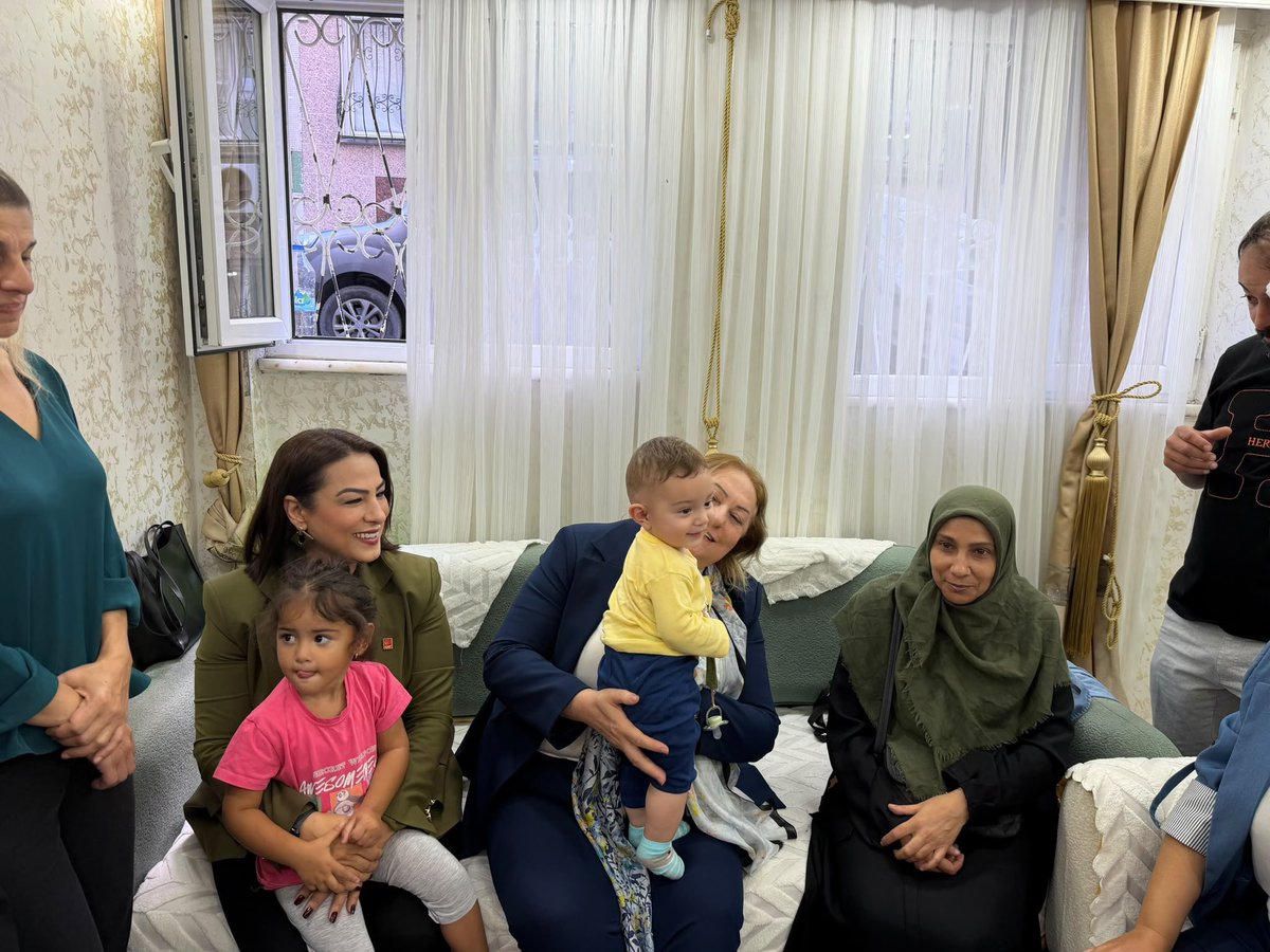 AytenGulseverx's tweet photo. MYK üyelerimiz Gönül Kızılkaya, Ezgi Pekşen, Zuhal Mercan, Gülşen Neşe Büklü ve Ferda Altıntaş ile YDK üyemiz Ebru Okay’la birlikte İstanbul Fatih Mahallesi’nde Roman vatandaşlarımızı ziyaret ederek sorunlarını, taleplerini ve yaşam koşullarını yerinde dinledik.

Hiçbir yurttaş; yoksulluk, ayrımcılık ya da eşitsizlik nedeniyle geride bırakılmamalıdır. Sosyal adalet, eşit yurttaşlık ve fırsat eşitliği herkes için güvence altına alınmalıdır.

Cumhuriyet Halk Partisi olarak dezavantajlı kesimlerin yanında olmaya, onların sesi olmaya ve birlikte çözüm üretmeye kararlılıkla devam edeceğiz. #chp