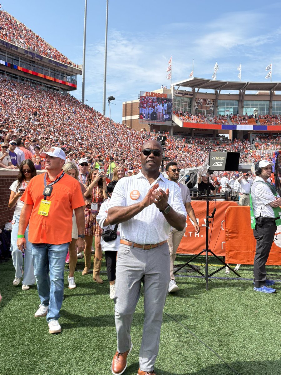 SenatorTimScott's tweet photo. Proudly wearing my Clemson Dad pin and cheering on the Tigers! https://t.co/2lFnfQMTVd