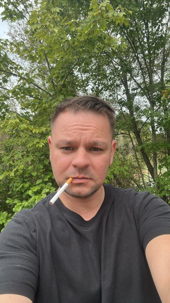 MacsenRhodes's tweet photo. Lazy Saturday smoke break pic! https://t.co/JOHJH4QFnz