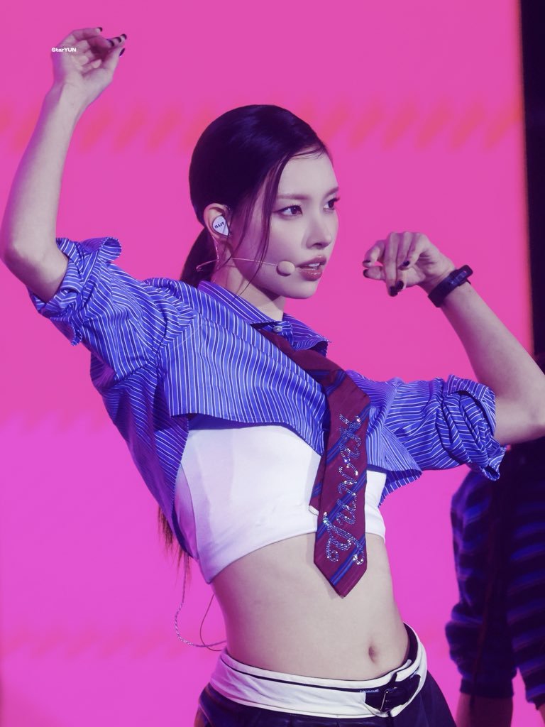 nochurism's tweet photo. I NEED HER TOP https://t.co/SKMrlMmM8d