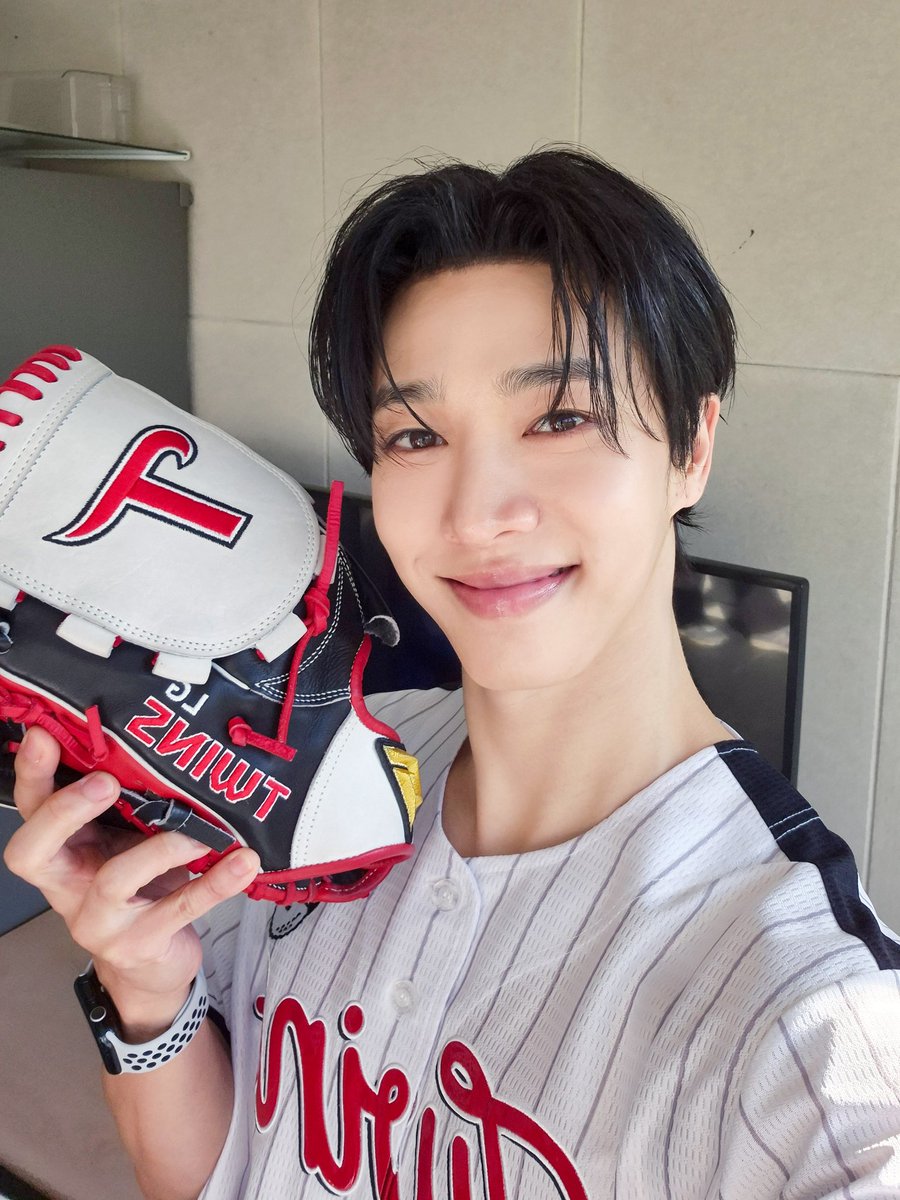 Highlight_AUent's tweet photo. [📸] LG TWINS 시구

LG TWINS의 시구자로 함께하여 승리요정이 된 이기광 님!
LG TWINS의 승리를 다시 한번 축하드리며, 즐거운 경기를 보여주신 선수분들과
오늘 경기 및 기광님의 시구를 응원해 주신 모든 분들 고맙습니다💚

#하이라이트 #HIGHLIGHT
#비스트 #BEAST
#이기광 #LEEGIKWANG https://t.co/YBQ6y3U8c7
