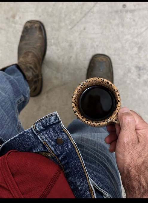 muldersufo's tweet photo. #hucklerobby
what dennis sees when he opens the attached photo that robby sent him as a reply to his "how's your trip going, sir?" text: https://t.co/6a48unDlDK
