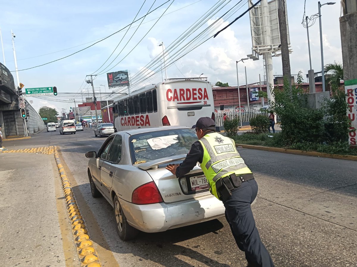 SSPCTabasco's tweet photo. Elementos de la #PECTabasco brindaron auxilio vial a un automovilista que presentó fallas mecánicas en su vehículo sobre la avenida Adolfo Ruiz Cortines, a la altura de Francisco Javier Mina.
¡Porque las Cosas Buenas También se Cuentan! https://t.co/V7DPHd3R9D