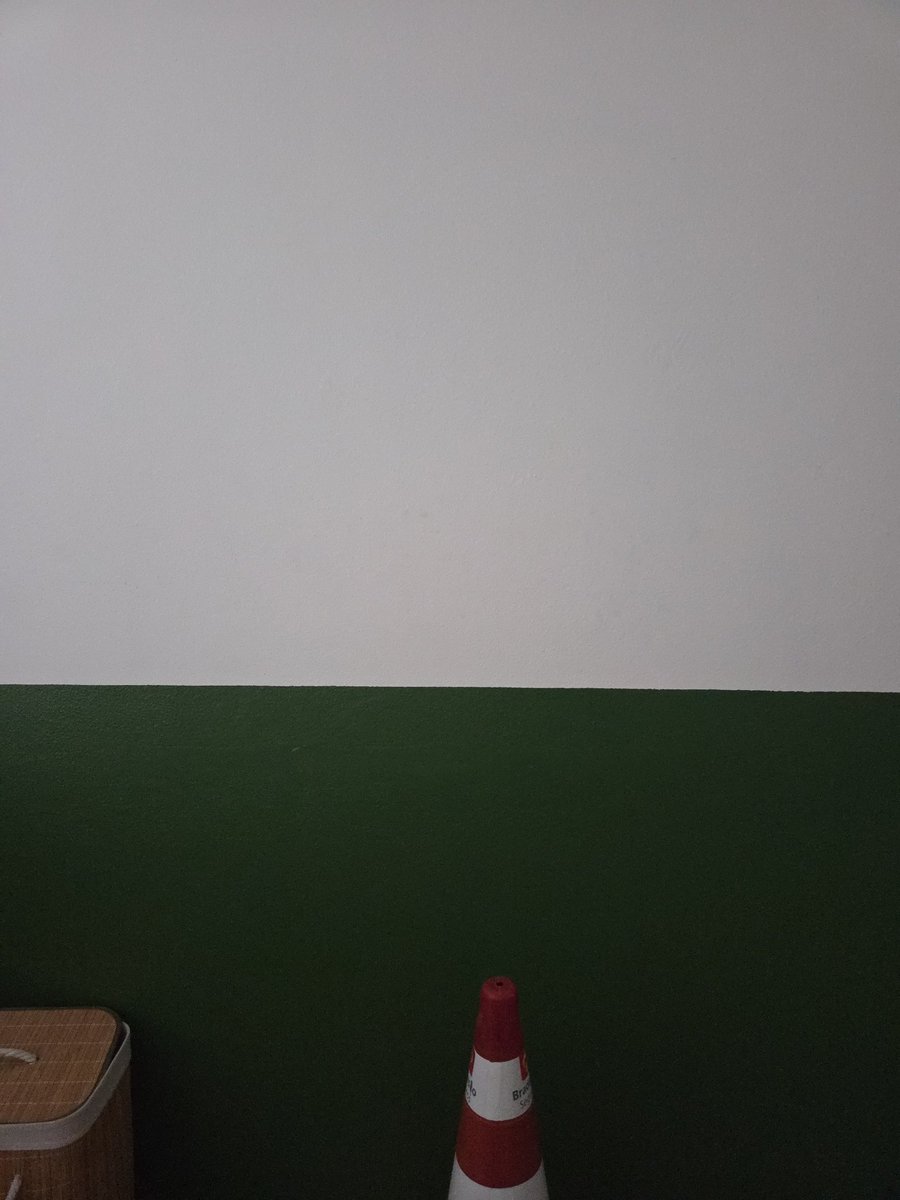 qrcudy's tweet photo. eu achava linda essa parede do meu quarto até minha amiga falar que parece uma escola estadual https://t.co/3Fst27VIxZ
