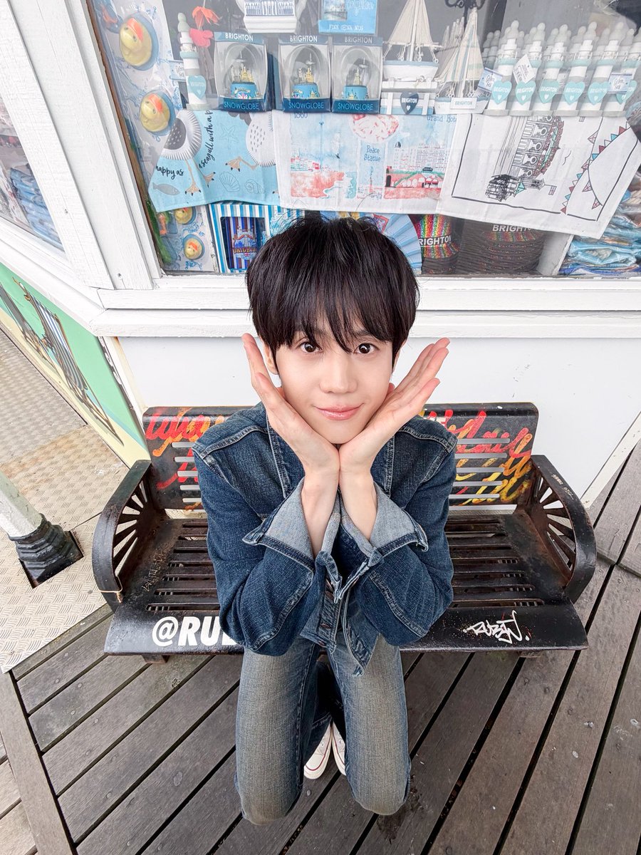 Highlight_AUent's tweet photo. [📸] YANG YOSEOP 2nd PHOTO BOOK [Somewhere in Time] 발매 기념 팬사인회💛

양요섭 님의 두 번째 포토북 [Somewhere in Time] 발매 기념 팬사인회에 함께해 주신 여러분 고맙습니다!
요섭 님과 함께한 오늘의 시간들이 따뜻하고 행복한 기억으로 가득 남길 바라며,
모두 좋은 꿈 꾸시고, 행복한 주말 보내세요💛

#하이라이트 #HIGHLIGHT
#비스트 #BEAST
#양요섭 #YANGYOSEOP