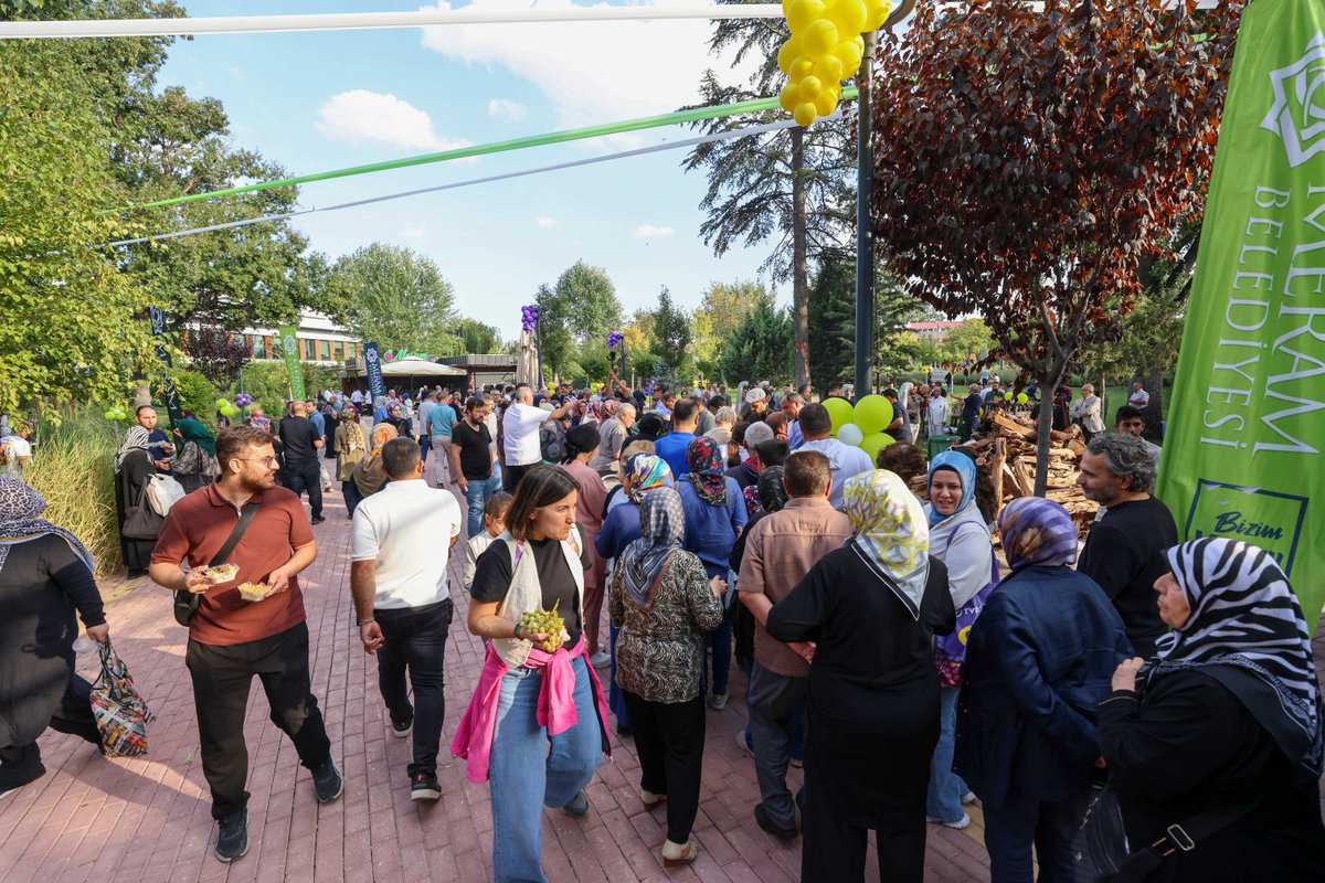 MeramBelediyesi's tweet photo. Meram Belediyemiz tarafından geleneksel hale getirilen Bağ Bozumu ve Pekmez Kaynatma Etkinliği’nin 5'incisi, Meram Bağı’nda gerçekleştirildi.

Etkinlikte bağ bozumu yapılırken, kazanlarda pekmez köpürtülüp bulgur kaynatıldı.

Renkli görüntülere sahne olan etkinlik, katılımcılarına nostalji yaşattı.

👉https://t.co/ZYar47H1Kf