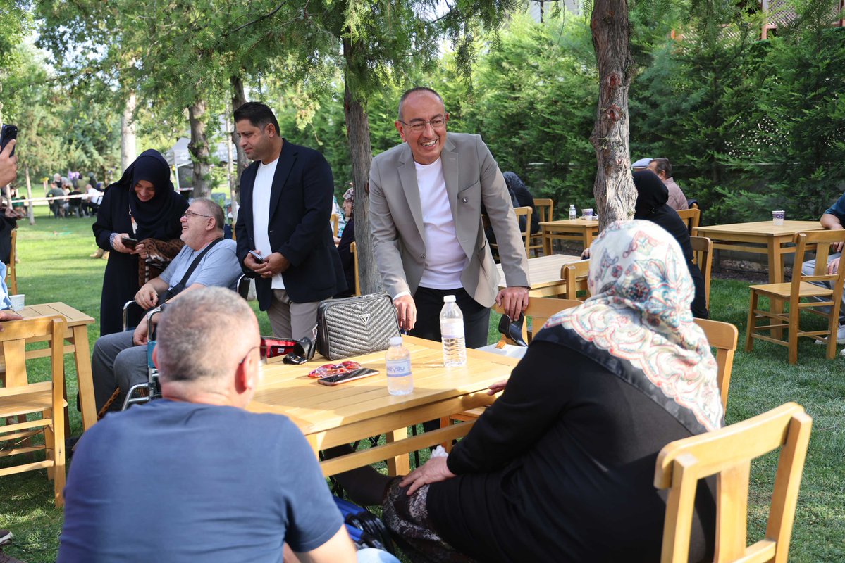 MeramBelediyesi's tweet photo. Meram Belediyemiz tarafından geleneksel hale getirilen Bağ Bozumu ve Pekmez Kaynatma Etkinliği’nin 5'incisi, Meram Bağı’nda gerçekleştirildi.

Etkinlikte bağ bozumu yapılırken, kazanlarda pekmez köpürtülüp bulgur kaynatıldı.

Renkli görüntülere sahne olan etkinlik, katılımcılarına nostalji yaşattı.

👉https://t.co/ZYar47H1Kf