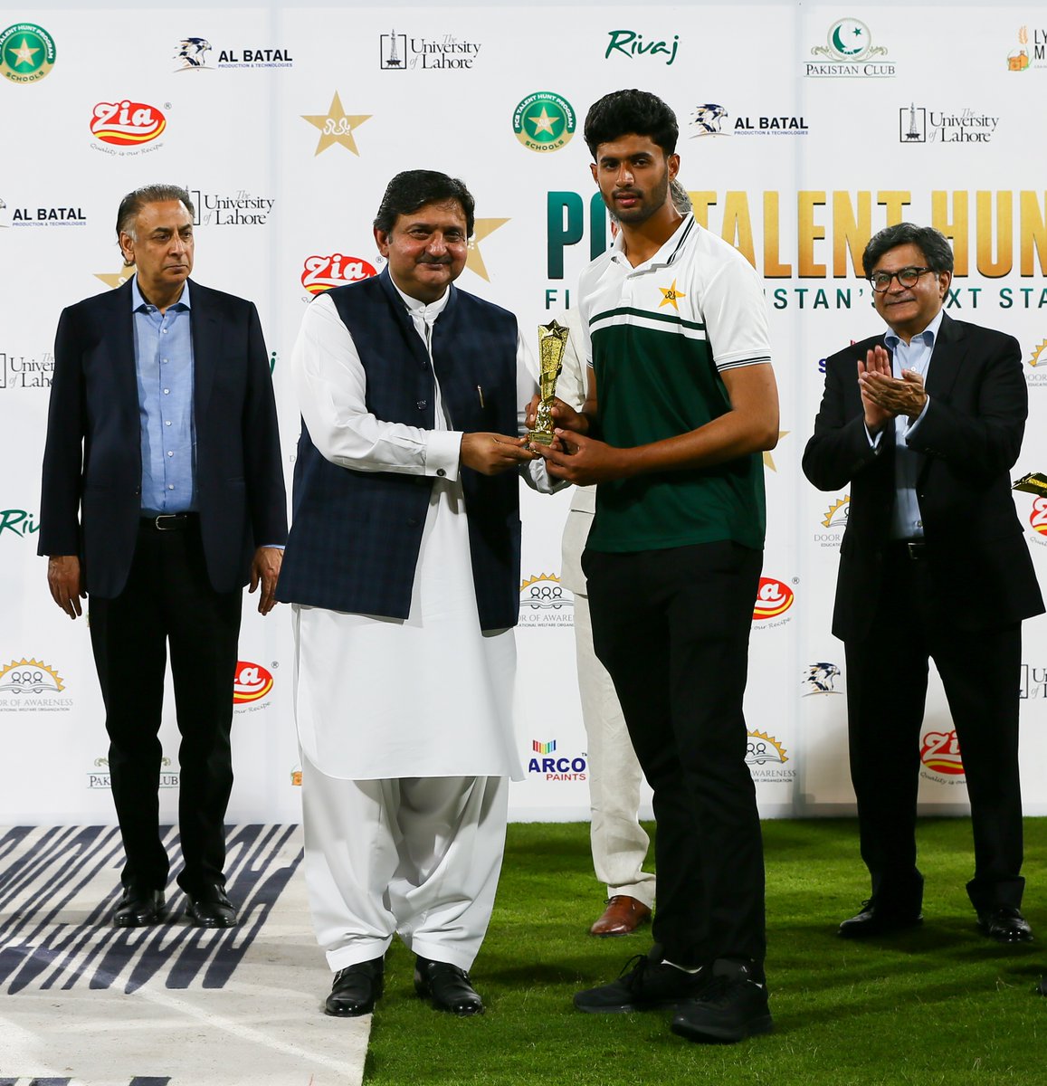 TheRealPCB's tweet photo. πΈ Pakistan U19 team and support staff at the post-match ceremony β¨
#SchoolToStadium | #PakistanFutureStars | #PCBTalentHunt https://t.co/QSCA7IGGYJ