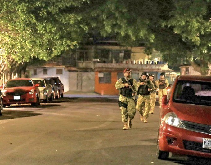 JarvisAntoni's tweet photo. 🚨DENUNCIA CIUDADANA🚨

SEÑOR PRESIDENTE @nayibbukele  Y SEÑOR MINISTRO DE SEGURIDAD @Vi11atoro 

Por medio de la presente, quieren  solicitar mayor presencia de la Policía Nacional Civil (PNC) en la Colonia Guayacán, Soyapango.

Actualmente cuentan  con elementos de la Fuerza Armada en la entrada de la colonia, pero consideran  necesario que también se asignen agentes de la PNC o estudiantes de la ANSP para que puedan trabajar y patrullar junto con los soldados.

Se han presentado situaciones en las que personas ingresan en aparente estado de ebriedad y han llegado a derribar los conos colocados en la entrada, además de no respetar las indicaciones de los elementos de la @FUERZARMADASV . Por esa razón, solicitamos que también haya presencia policial que pueda realizar los controles correspondientes a vehículos y motocicletas.

Durante la noche llegan algunos agentes de fuerzas especiales, pero generalmente permanecen en el sector de la cancha y no realizan patrullajes por los diferentes pasajes y calles de la colonia. Consideran importante que los recorridos se extiendan a toda la colonia.

Solicitan respetuosamente que la seguridad de la Colonia Guayacán no recaiga únicamente en la @FUERZARMADASV  y que la @PNCSV  tenga una presencia activa y coordinada con los soldados, realizando patrullajes y controles preventivos para mayor seguridad de todos los habitantes.

@nayibbukele 
@merino_monroy 
@FUERZARMADASV 
@PNCSV 
@Vi11atoro 
@DenunciasElSV