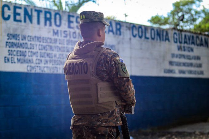 JarvisAntoni's tweet photo. 🚨DENUNCIA CIUDADANA🚨

SEÑOR PRESIDENTE @nayibbukele  Y SEÑOR MINISTRO DE SEGURIDAD @Vi11atoro 

Por medio de la presente, quieren  solicitar mayor presencia de la Policía Nacional Civil (PNC) en la Colonia Guayacán, Soyapango.

Actualmente cuentan  con elementos de la Fuerza Armada en la entrada de la colonia, pero consideran  necesario que también se asignen agentes de la PNC o estudiantes de la ANSP para que puedan trabajar y patrullar junto con los soldados.

Se han presentado situaciones en las que personas ingresan en aparente estado de ebriedad y han llegado a derribar los conos colocados en la entrada, además de no respetar las indicaciones de los elementos de la @FUERZARMADASV . Por esa razón, solicitamos que también haya presencia policial que pueda realizar los controles correspondientes a vehículos y motocicletas.

Durante la noche llegan algunos agentes de fuerzas especiales, pero generalmente permanecen en el sector de la cancha y no realizan patrullajes por los diferentes pasajes y calles de la colonia. Consideran importante que los recorridos se extiendan a toda la colonia.

Solicitan respetuosamente que la seguridad de la Colonia Guayacán no recaiga únicamente en la @FUERZARMADASV  y que la @PNCSV  tenga una presencia activa y coordinada con los soldados, realizando patrullajes y controles preventivos para mayor seguridad de todos los habitantes.

@nayibbukele 
@merino_monroy 
@FUERZARMADASV 
@PNCSV 
@Vi11atoro 
@DenunciasElSV
