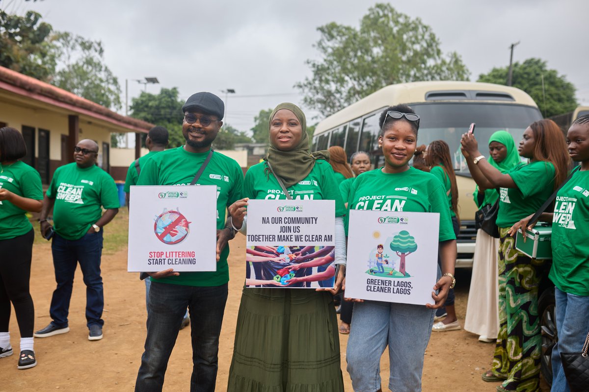 Fidsoncares's tweet photo. Out in Shomolu today for #ProjectCleanSweep!

In commemoration of World Cleanup Day, volunteers from Fidson &amp; @ACI cleared drainages, swept streets, and sensitised residents on environmental hygiene.

A clean community is a healthy community!

#WorldCleanupDay #FidsonHealthcare https://t.co/93hKAKeM6h