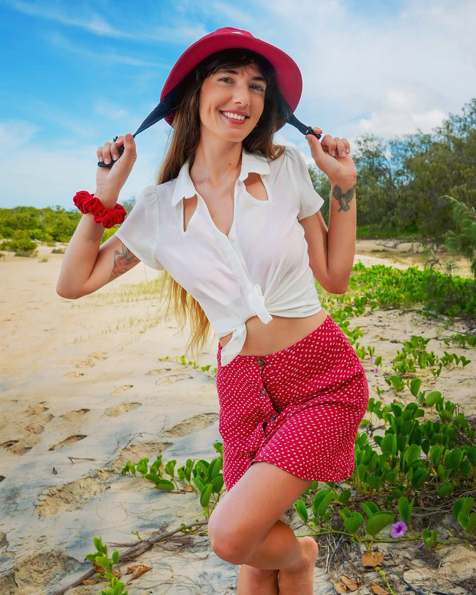 minsi_outdoor's tweet photo. Let’s go for a surf… 🏄‍♀️🎩 i got a surf hat so i can be sunsafe in the water, what do you think? ♥️🌊 https://t.co/orSdXyPKWq