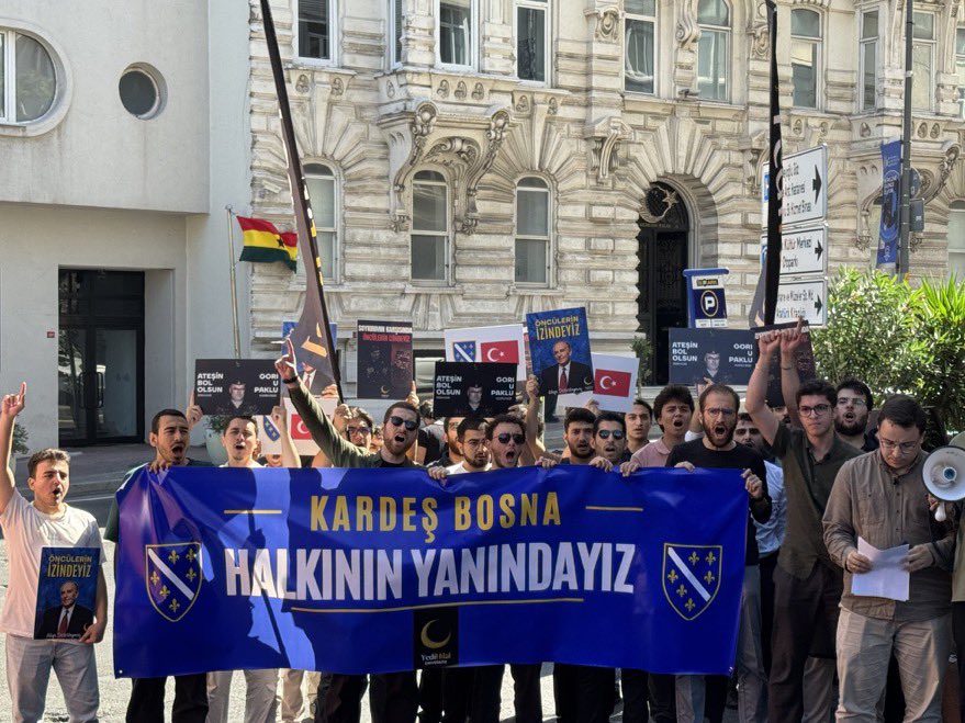 voiceofworldco's tweet photo. YediHilal Deneği, Bosna Hersek İstanbul Başkonsolosluğu önünde basın açıklaması yaptı:

“Katil Ratko Mladic'e resmi tören düzenleyerek soykırımcı emellerini ortaya koyan Sırp milliyetçilerine karşı Bosna halkının yanındayız.

Zambaklar Solmaz Bosna Yıkılmaz!” https://t.co/MHfNvTF4WH