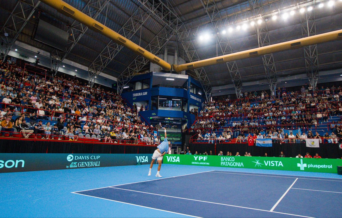 neuquentur's tweet photo. 🎾 ¡Ya comenzó el primer día de la Copa Davis en Neuquén, y Turismo Neuquén dice presente!
Por primera vez, la competencia llega a la Patagonia y Turismo Neuquén va a estar presente en el Ruca Che, acompañando estas dos jornadas que reúnen a Argentina 🇦🇷 y Turquía 🇹🇷
Dos días de tenis internacional y una oportunidad para que quienes nos visitan descubran los paisajes, sabores y experiencias que hacen de Neuquén un destino unico para disfrutar. ✨
🏔️ Hoy, el deporte también es una excusa para descubrir Neuquén. ¡Nos encontramos en el Ruca Che!
Mañana sigue el torneo
📅 Domingo 20 de septiembre
🎾 Inicio de la jornada: 11 h