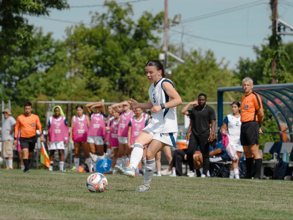 PeacocksWSOC's tweet photo. First half down ๐โโ๏ธ
#StrutUp ๐ฆ https://t.co/7AJ6FugpYm