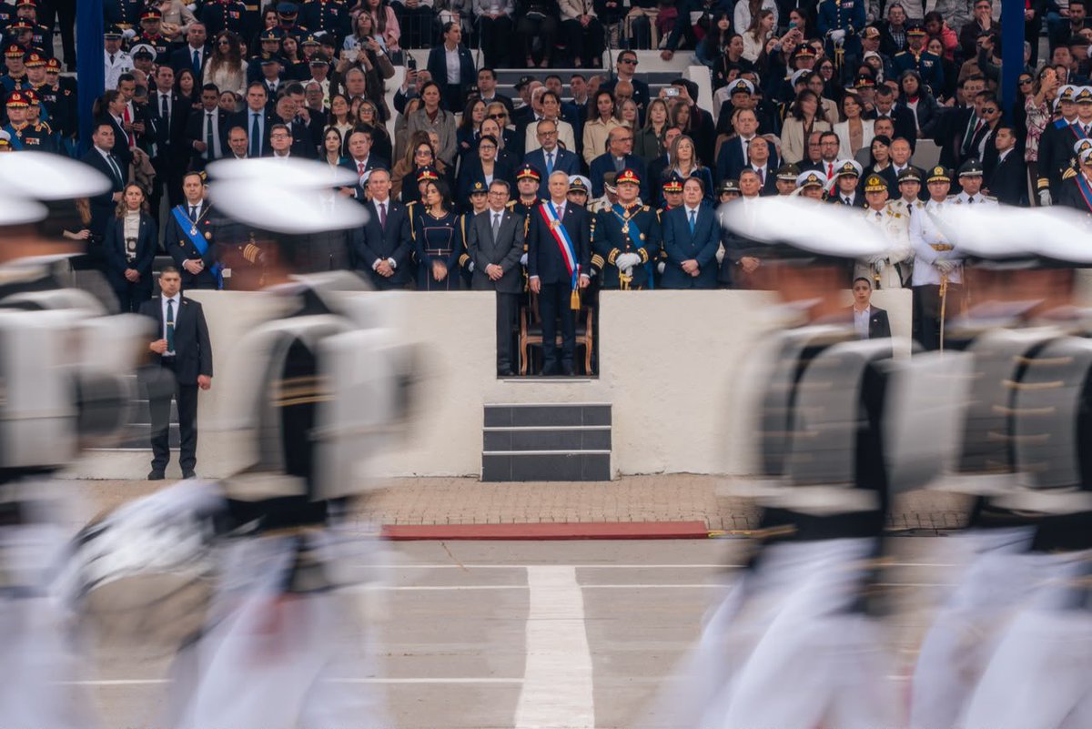 PresidenteKast's tweet photo. Orgullo de Chile y de quienes han hecho del servicio a la Patria su vocación. 

Mis felicitaciones a todos los hombres y mujeres que hoy fueron parte de esta gran Parada Militar. Gracias por su entrega, disciplina y compromiso con nuestra Patria. 

¡Viva el Ejército y viva Chile! 🇨🇱