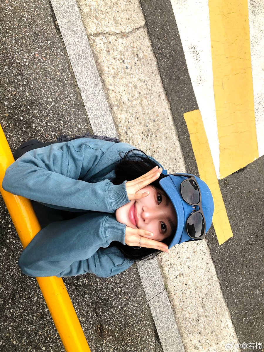 Ruonaan's tweet photo. 漫步在安静的小巷里，看着砖墙边绽放的朵朵小黄花，把步调彻底放慢. 暂时远离喧嚣，戴上兜帽，在凉爽的下午无目的地散散步，这种感觉真的很治愈. https://t.co/4QdeJLX4n8