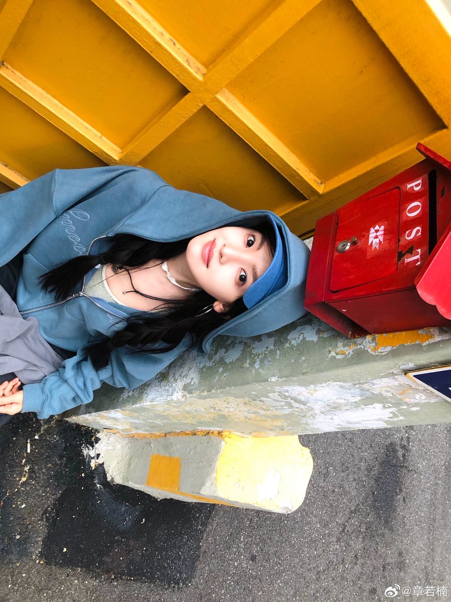 Ruonaan's tweet photo. 漫步在安静的小巷里，看着砖墙边绽放的朵朵小黄花，把步调彻底放慢. 暂时远离喧嚣，戴上兜帽，在凉爽的下午无目的地散散步，这种感觉真的很治愈. https://t.co/4QdeJLX4n8