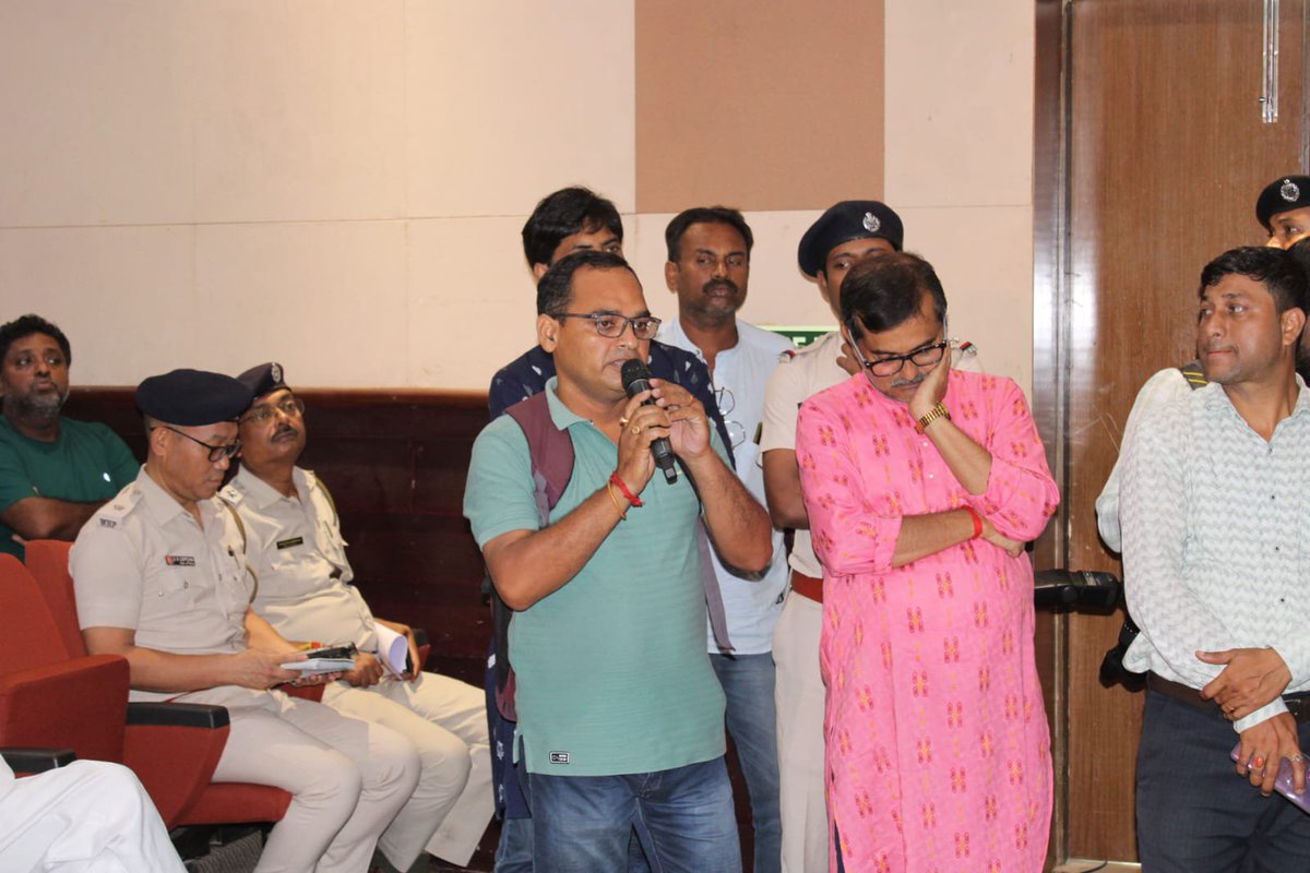 spdakshin's tweet photo. Durga Puja Coordination Meeting

Dakshin Dinajpur District Police and Administration today conducted a coordination meeting of all Puja committees of the district 

All Puja Committees were briefed regarding procedure to apply in the permission portal and obtaining NOC. https://t.co/8MQhY7OlSJ