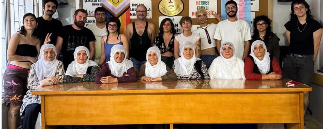 IHSANDENZwan's tweet photo. KÜRD MİLLETİNİ İBNLEŞTİREN, LEZBİYENLEŞTİREN VE HAYSİYETSİZLEŞTİREN ÖRGÜT

Bir milletin varoluşu, yalnızca toprak, dil ya da ortak tarih üzerinden tanımlanmaz. Varoluş, aynı zamanda o milletin kendi kendisini nasıl kavradığı, kendi değerlerini nasıl ürettiği ve dışarıdan dayatılan biçimlere nasıl direndiğiyle de ilgilidir. Kürd meselesinin bugünkü görünümü, bu ontolojik gerilimin en keskin örneklerinden birini oluşturmaktadır.
Ortadoğu coğrafyasında Kürdlerin yaşadığı dört ana parçanın; Türkiye, İran, Irak ve Suriye, uzun süredir yürüttüğü politikalar, Kürd varlığını ya yok sayma, ya eritme ya da denetim altında tutma üzerine kurulmuştur. Bu politikaların başarısız kaldığı noktalarda ise, daha incelikli bir yöntem devreye girmiştir: Kürd kimliğini içeriden dönüştürme, onu kendi tarihsel ve kültürel köklerinden koparma ve nihayetinde “Kürdlük” adı altında başka bir şeye dönüştürme girişimi.
Bu bağlamda PKK ve onun legal uzantıları, salt bir silahlı örgüt ya da siyasi parti olarak değil, bir kimlik mühendisliği aracı olarak değerlendirilmelidir. 50 yılı aşkın bir süredir Kürd çocuklarını, gençlerini ve ailelerini kendi iç savaşının hammaddesine çeviren bu yapı, “kurtuluş” iddiasıyla ortaya çıkmış, fakat sonuçta Kürd milletinin geleneksel değerlerini, aile yapısını, ahlaki kodlarını ve kolektif haysiyetini sistematik biçimde aşındırmıştır. Aile bağlarının zayıflatılması, toplumsal cinsiyet rollerinin ideolojik manipülasyonu, “vatansızlık” ve “bayraksızlığin” romantize edilmesi, aslında bir milletin kendi kendini idare etme kapasitesini yok etme projesinin parçalarıdır.
Burada soru şudur: Bir örgüt, kendini bir milletin temsilcisi ilan ettiğinde, o milletin tarihsel sürekliliğini mi korur, yoksa o milleti kendi ideolojik laboratuvarının denekine mi çevirir? PKK örneğinde görülen, ikinci seçenektir. Örgüt, Kürd milletini “özgürleştirme” iddiasıyla yola çıkmış, fakat pratikte onu dört devletin çıkarları doğrultusunda parçalanmış, iç çatışmalara sürüklenmiş ve uluslararası alanda “terör” damgasıyla anılan bir statüye hapsetmiştir. Bu, klasik bir “araçların amaçlaşması” vakasıdır. Başlangıçta araç olan örgüt, zamanla amaca dönüşmüş; Kürd milletinin kaderi, örgütün varlığını sürdürme ihtiyacına tabi kılınmıştır.
“Çözüm süreci” adı altında sunulan dönemler de aynı mantığın devamıdır. Terör örgütüyle müzakere etmek, o örgütün meşruiyetini pekiştirmek anlamına gelir. Gerçek bir siyasi çözüm, silahlı yapının tasfiyesini ve sivil, demokratik, Kürd milletinin kendi içinden çıkan temsil mekanizmalarının güçlendirilmesini gerektirir. Aksi takdirde, “terörsüz Türkiye” söylemi, yalnızca devletin güvenlik paradigmasının yeniden ambalajlanmasıdır; Kürdlerin siyasi özne olma hakkını tanımak değildir.
Tarihsel olarak Farsların, Arapların ve Türklerin Kürd varlığını eritme girişimleri, açık asimilasyon ve baskı yöntemleriyle yürümüştür. Bugün ise aynı süreç, Kürd kimliği üzerinden konuşan, Kürdçe slogan atan, fakat Kürd milletinin ahlaki ve kültürel dokusunu bozan bir örgüt eliyle yürütülmektedir. Bu, daha tehlikeli bir asimilasyon biçimidir; çünkü dışarıdan değil, “içeriden” gelmektedir. Cahil bırakılmış, korkutulmuş ve ideolojik olarak kuşatılmış kitleler, kendi yıkımlarına alkış tutar hale getirilmiştir.
Bugün Kürdler olarak karşı karşıya olduğumuz asıl soru şudur: 4 devletle mi mücadele edeceğiz, yoksa elli yıldır Kürd çocuklarını katleden, Kürd toplumunu parçalayan ve Kürd kimliğini kendi ideolojik projesine kurban eden bu yapıyla mı? Coğrafyanın ve tarihin dayattığı çıkmaz açıktır. Silahlı çete örgütün tasfiyesi olmadan, Kürdlerin siyasi, kültürel ve ahlaki özne olarak yeniden doğması mümkün görünmemektedir. Çünkü bir millet, kendi içindeki en yıkıcı unsuru temizlemeden, dışarıdaki güçlerle sağlıklı bir ilişki kuramaz.
Kürdlerin kurtuluşu, bayraksız, ailesiz, değersiz ve kişiliksiz bir “örgüt insanı” yaratmakla değil; tarihsel hafızasını, ahlaki kodlarını ve kendi kaderini tayin etme iradesini yeniden sahiplenmekle mümkün..!