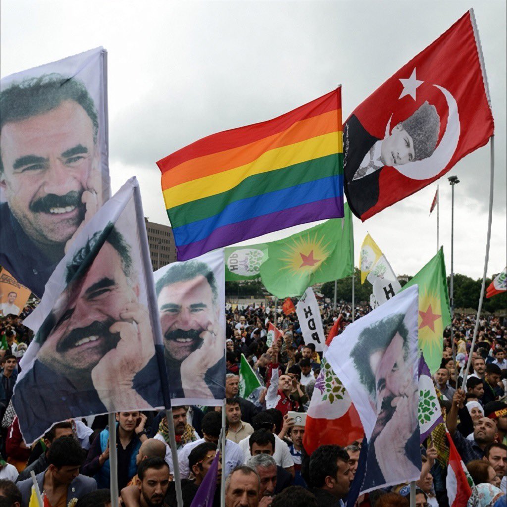 IHSANDENZwan's tweet photo. KÜRD MİLLETİNİ İBNLEŞTİREN, LEZBİYENLEŞTİREN VE HAYSİYETSİZLEŞTİREN ÖRGÜT

Bir milletin varoluşu, yalnızca toprak, dil ya da ortak tarih üzerinden tanımlanmaz. Varoluş, aynı zamanda o milletin kendi kendisini nasıl kavradığı, kendi değerlerini nasıl ürettiği ve dışarıdan dayatılan biçimlere nasıl direndiğiyle de ilgilidir. Kürd meselesinin bugünkü görünümü, bu ontolojik gerilimin en keskin örneklerinden birini oluşturmaktadır.
Ortadoğu coğrafyasında Kürdlerin yaşadığı dört ana parçanın; Türkiye, İran, Irak ve Suriye, uzun süredir yürüttüğü politikalar, Kürd varlığını ya yok sayma, ya eritme ya da denetim altında tutma üzerine kurulmuştur. Bu politikaların başarısız kaldığı noktalarda ise, daha incelikli bir yöntem devreye girmiştir: Kürd kimliğini içeriden dönüştürme, onu kendi tarihsel ve kültürel köklerinden koparma ve nihayetinde “Kürdlük” adı altında başka bir şeye dönüştürme girişimi.
Bu bağlamda PKK ve onun legal uzantıları, salt bir silahlı örgüt ya da siyasi parti olarak değil, bir kimlik mühendisliği aracı olarak değerlendirilmelidir. 50 yılı aşkın bir süredir Kürd çocuklarını, gençlerini ve ailelerini kendi iç savaşının hammaddesine çeviren bu yapı, “kurtuluş” iddiasıyla ortaya çıkmış, fakat sonuçta Kürd milletinin geleneksel değerlerini, aile yapısını, ahlaki kodlarını ve kolektif haysiyetini sistematik biçimde aşındırmıştır. Aile bağlarının zayıflatılması, toplumsal cinsiyet rollerinin ideolojik manipülasyonu, “vatansızlık” ve “bayraksızlığin” romantize edilmesi, aslında bir milletin kendi kendini idare etme kapasitesini yok etme projesinin parçalarıdır.
Burada soru şudur: Bir örgüt, kendini bir milletin temsilcisi ilan ettiğinde, o milletin tarihsel sürekliliğini mi korur, yoksa o milleti kendi ideolojik laboratuvarının denekine mi çevirir? PKK örneğinde görülen, ikinci seçenektir. Örgüt, Kürd milletini “özgürleştirme” iddiasıyla yola çıkmış, fakat pratikte onu dört devletin çıkarları doğrultusunda parçalanmış, iç çatışmalara sürüklenmiş ve uluslararası alanda “terör” damgasıyla anılan bir statüye hapsetmiştir. Bu, klasik bir “araçların amaçlaşması” vakasıdır. Başlangıçta araç olan örgüt, zamanla amaca dönüşmüş; Kürd milletinin kaderi, örgütün varlığını sürdürme ihtiyacına tabi kılınmıştır.
“Çözüm süreci” adı altında sunulan dönemler de aynı mantığın devamıdır. Terör örgütüyle müzakere etmek, o örgütün meşruiyetini pekiştirmek anlamına gelir. Gerçek bir siyasi çözüm, silahlı yapının tasfiyesini ve sivil, demokratik, Kürd milletinin kendi içinden çıkan temsil mekanizmalarının güçlendirilmesini gerektirir. Aksi takdirde, “terörsüz Türkiye” söylemi, yalnızca devletin güvenlik paradigmasının yeniden ambalajlanmasıdır; Kürdlerin siyasi özne olma hakkını tanımak değildir.
Tarihsel olarak Farsların, Arapların ve Türklerin Kürd varlığını eritme girişimleri, açık asimilasyon ve baskı yöntemleriyle yürümüştür. Bugün ise aynı süreç, Kürd kimliği üzerinden konuşan, Kürdçe slogan atan, fakat Kürd milletinin ahlaki ve kültürel dokusunu bozan bir örgüt eliyle yürütülmektedir. Bu, daha tehlikeli bir asimilasyon biçimidir; çünkü dışarıdan değil, “içeriden” gelmektedir. Cahil bırakılmış, korkutulmuş ve ideolojik olarak kuşatılmış kitleler, kendi yıkımlarına alkış tutar hale getirilmiştir.
Bugün Kürdler olarak karşı karşıya olduğumuz asıl soru şudur: 4 devletle mi mücadele edeceğiz, yoksa elli yıldır Kürd çocuklarını katleden, Kürd toplumunu parçalayan ve Kürd kimliğini kendi ideolojik projesine kurban eden bu yapıyla mı? Coğrafyanın ve tarihin dayattığı çıkmaz açıktır. Silahlı çete örgütün tasfiyesi olmadan, Kürdlerin siyasi, kültürel ve ahlaki özne olarak yeniden doğması mümkün görünmemektedir. Çünkü bir millet, kendi içindeki en yıkıcı unsuru temizlemeden, dışarıdaki güçlerle sağlıklı bir ilişki kuramaz.
Kürdlerin kurtuluşu, bayraksız, ailesiz, değersiz ve kişiliksiz bir “örgüt insanı” yaratmakla değil; tarihsel hafızasını, ahlaki kodlarını ve kendi kaderini tayin etme iradesini yeniden sahiplenmekle mümkün..!