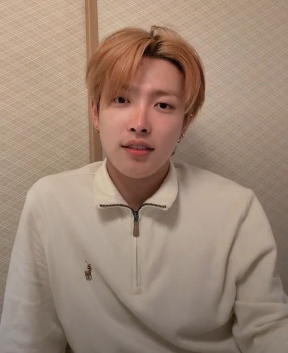lunaahwa's tweet photo. oughh i love it when he looks like he’s been washed at 90° with the softest most gentlest detergent that smells like fresh linen https://t.co/JdNDmmsjGs