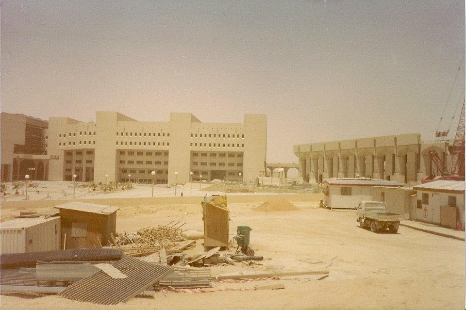 Riyadh_Zamaan's tweet photo. كم دولة شاركت عمالتها في بناء جامعة الملك سعود ؟ 

توثق الهيئة الملكية أن مشروع المدينة الجامعية شارك فيه نحو 12 ألف عامل من 23 دولة، على مساحة تقارب 9 كم².
وتصف الهيئة المشروع بأنه كان في حينه من أضخم مشروعات البناء في العالم؛ واكتمل في منتصف الثمانينات.

#الرياض_زمان https://t.co/gtSfHiptH6