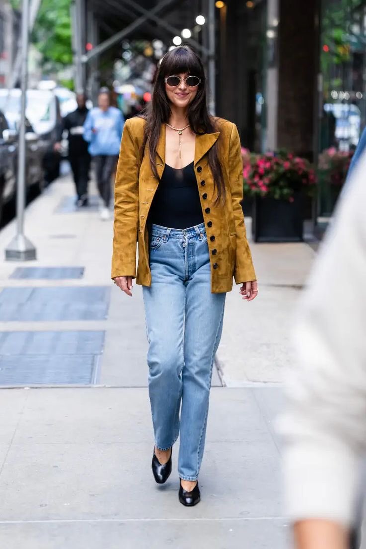 lalaguly96's tweet photo. dakota johnson just gave us a masterclass in effortless fall style https://t.co/CpOH9H1aOA