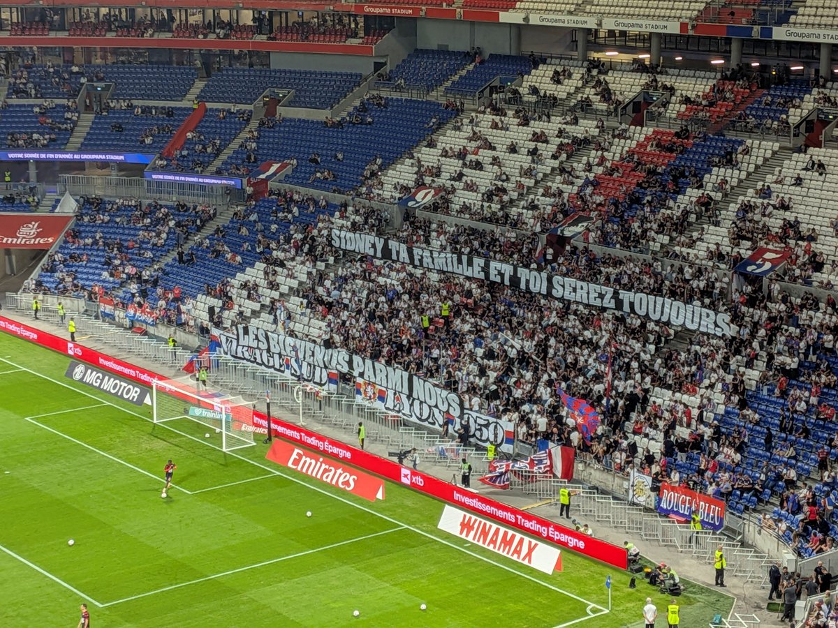 But_Lyon's tweet photo. Les Lyon 1950 ont un message pour toi @GovouSidney et là ils scandent ton nom. #OLSRFC https://t.co/tRtBNkGKWI