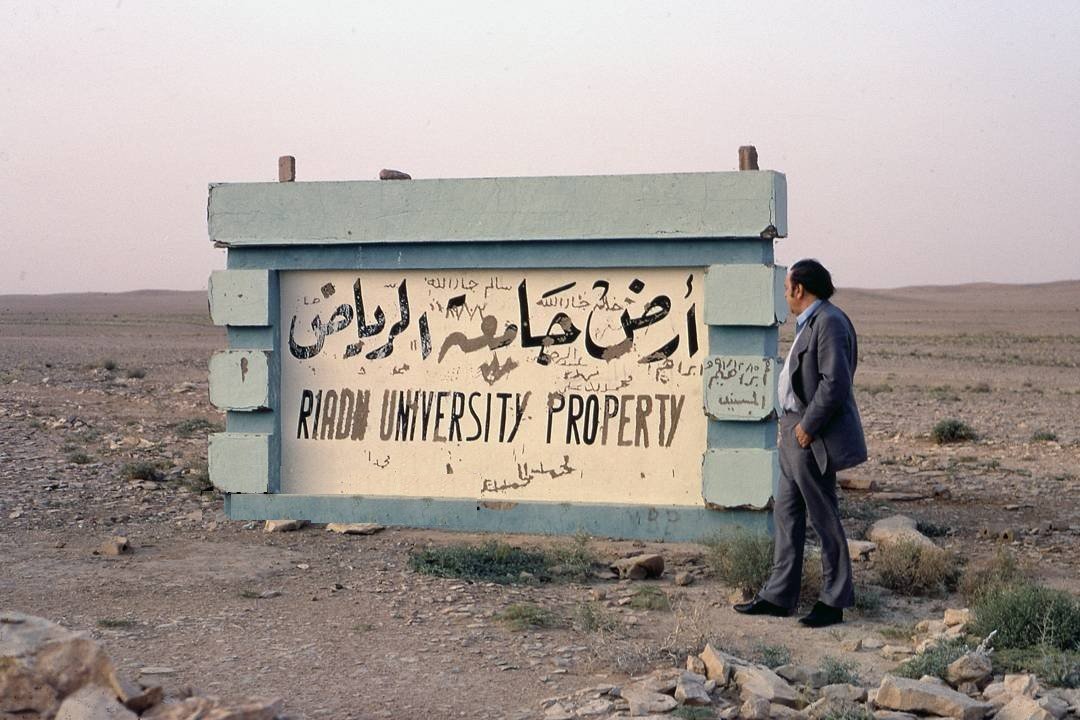 Riyadh_Zamaan's tweet photo. كم دولة شاركت عمالتها في بناء جامعة الملك سعود ؟ 

توثق الهيئة الملكية أن مشروع المدينة الجامعية شارك فيه نحو 12 ألف عامل من 23 دولة، على مساحة تقارب 9 كم².
وتصف الهيئة المشروع بأنه كان في حينه من أضخم مشروعات البناء في العالم؛ واكتمل في منتصف الثمانينات.

#الرياض_زمان https://t.co/gtSfHiptH6