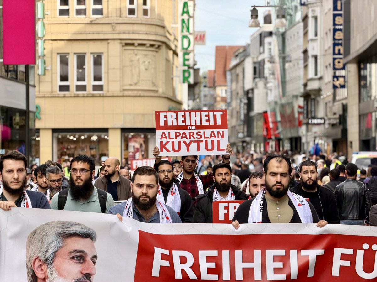 FurkanDortmund's tweet photo. Furkan Hareketi Dortmund olarak, Alparslan Kuytul Hocaefendi’nin cezaevinde yaşadığı haksız uygulamalara, baskınlara, zulümlere ve hak ihlallerine tepki göstermek amacıyla bir yürüyüş ve basın açıklaması gerçekleştirdik.

📍Dortmund

AlparslanHocaya Ozgürlük
SemraHocaya Ozgürlük 
FurkanGönüllülerine Ozgürlük 
Ozgürlükiçin Meydandayız