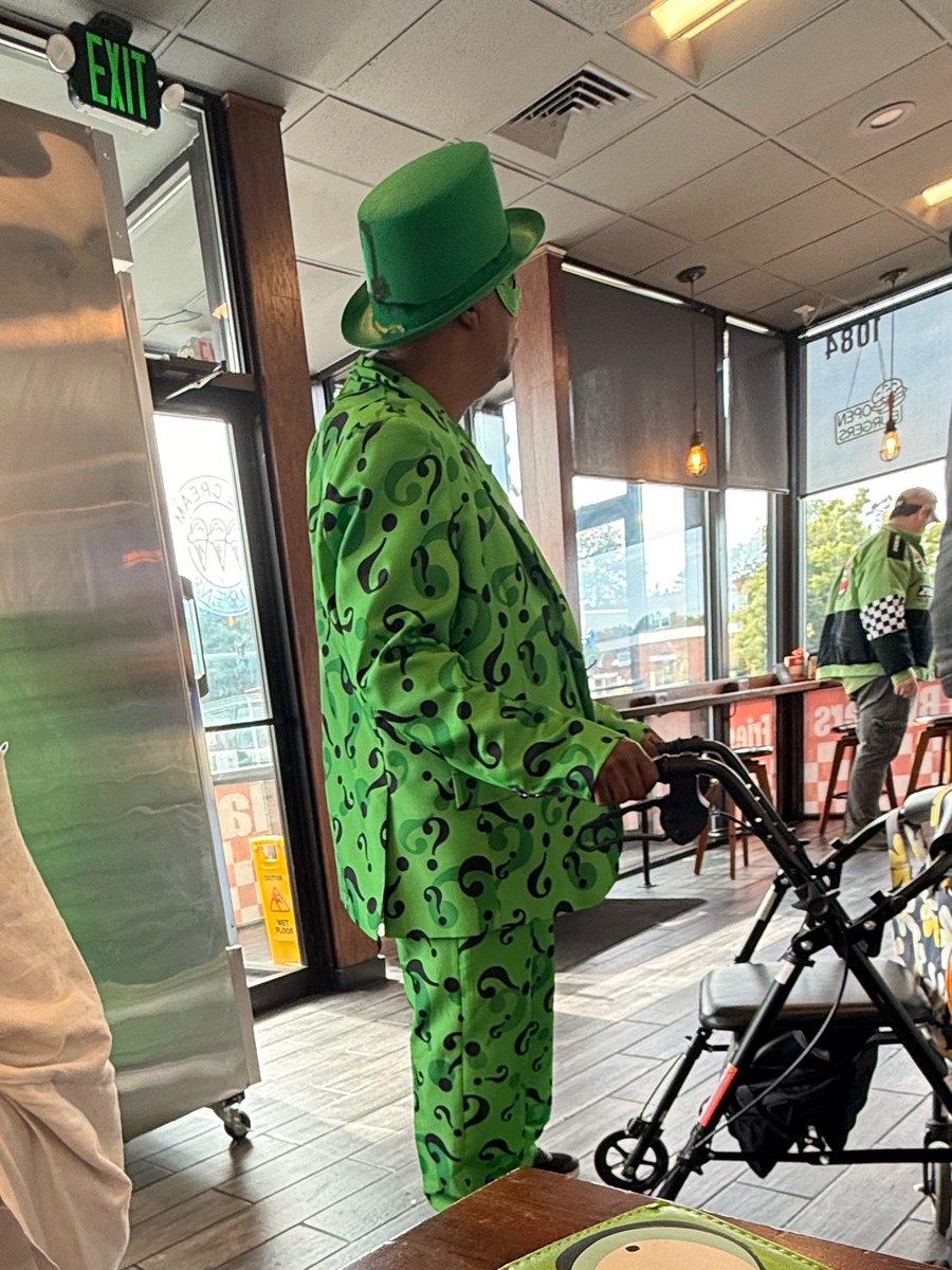 levithannie's tweet photo. holy shit its the riddler https://t.co/YFbJSZwdyJ