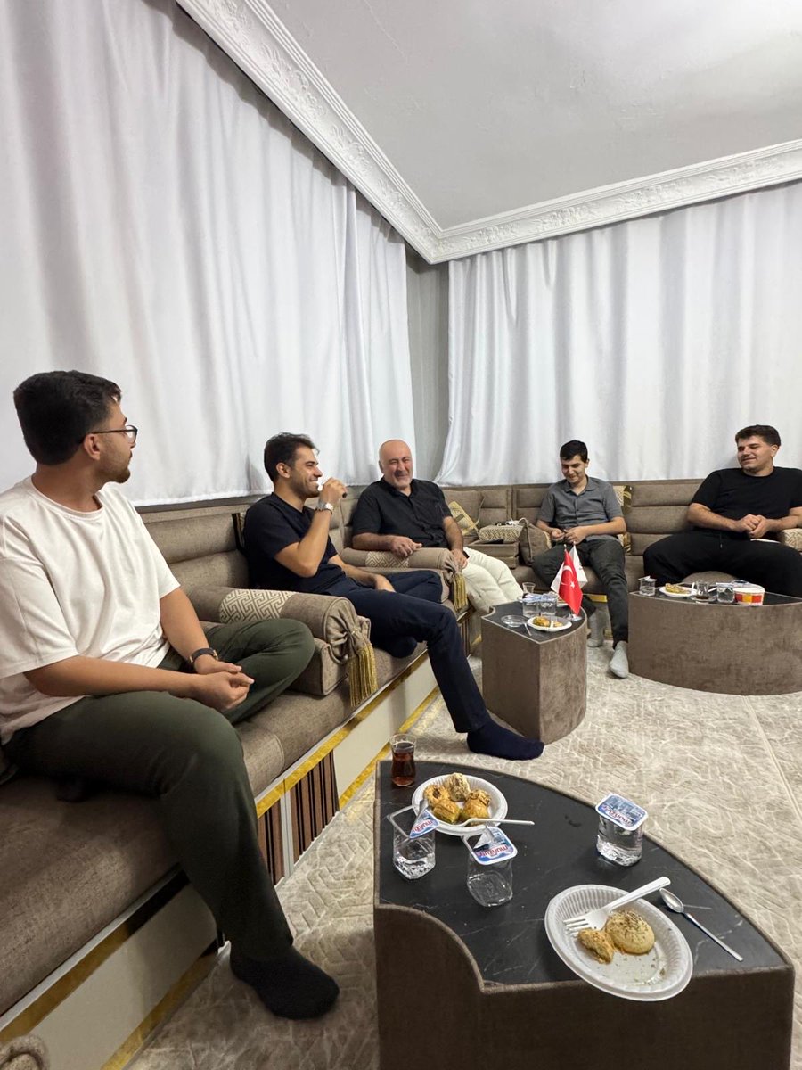 batmanonder72's tweet photo. Hikmet ve Düşünce Buluşmalarının altıncısını istifadeli bir şekilde gerçekleştirdik. ✅

Kıymetli hocamız Göksel ONAT’ın faydalı anlatımlarıyla "İstikamet Üzere Olmak/Yaşamak" konusunu ele aldığımız programımıza katılım sağlayan tüm gönüldaşlarımıza şükranlarımızı sunarız. https://t.co/9UmfWCdQxA